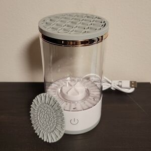 Makeup brush cleaner